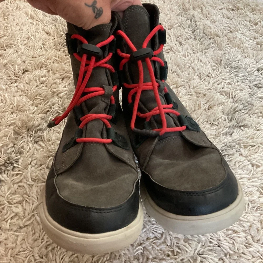 Sorel Kinetic Sport Waterproof Boots Quarry Grey Red Laces NY4897-093 Womens 6
